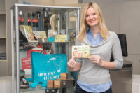 Nahverkehrs-Service-Center im oberen Bahnhof feiert 1. Geburtstag und bietet jetzt auch typisch vogtländische Souvenirs Auerbach Nahverkehrs-Service-Center im oberen Bahnhof feiert 1. Geburtstag und bietet jetzt auch typisch vogtländische Souvenirs Auerbach