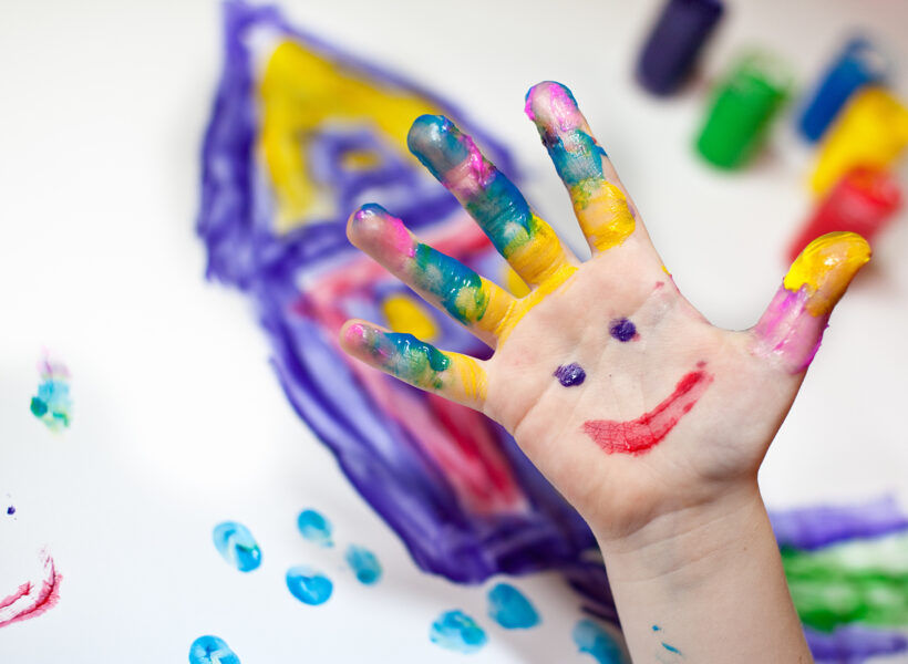 Bemalte Kinderhand Fotolia 64637273 L 141 Bemalte Kinderhand Fotolia 64637273 L 141
