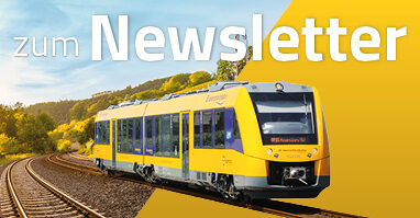 Auf dem Bild sieht man die oberpfalzbahn auf dem Gleis. Darüber steht ein Text, der informiert, dass man mit dem Newsletter sofort über aktuellsten Neuigkeiten informiert wird.