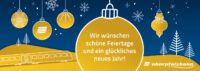 Weihnachtsgruß für alle oberpfalzbahn-Fahrgäste Auf dem Bild sieht man mehrere festlich dekorierte Weihnachtskugeln, die in einer weihnachtlichen Umgebung hängen. Eine der Kugeln trägt einen herzlichen Gruß, der allen Fahrgäste der oberpfalzbahn schöne Feiertage wünscht.