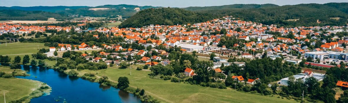 Blick von oben auf den Markt Regenstauf, im Vordergrund ist der Fluss Regen zu sehen