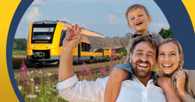 Auf dem Bild ist eine Familie in der Natur zu sehen. Im Hintergrund fährt eine oberpfalzbahn.