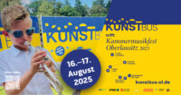 Ein junger Trompeter steht im Mittelpunkt des Bildes, umgeben von leuchtend gelben und blauen Bannern mit dem Schriftzug „KUNSTBUS“. Ein großer blauer Kreis mit dem Datum „16.–17. August 2025“ zieht den Blick auf sich. Rechts im Bild befinden sich eine Übersichtskarte der Veranstaltungsorte sowie Informationen zum Kammermusikfest Oberlausitz und der Website „kunstbus-ol.de“.