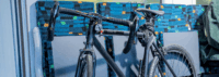 Ein Fahrrad steht am Fahrradstellplatz im Zug.