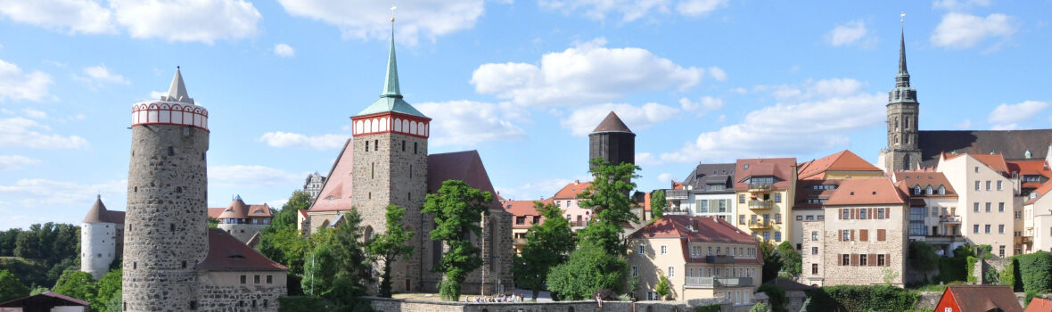 Verschiedene Türme der Stadt in der Ansicht