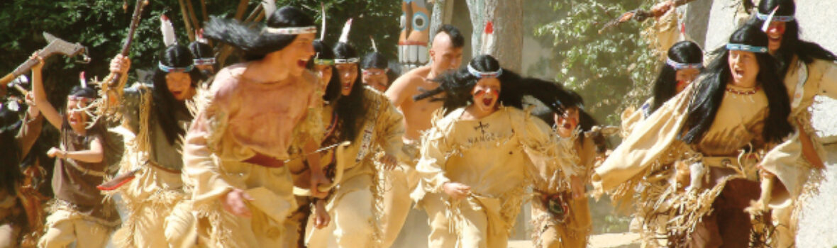 Kinder-Indianer im Sand bei den Karl-May-Festspielen