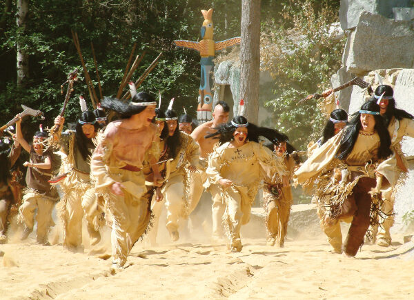 Kinder-Indianer im Sand bei den Karl-May-Festspielen