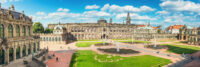 Panorama Ansicht des Zwingers in Dresden bei strahlendem Wetter und blauem Himmel.