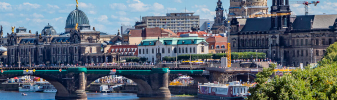 Raddampfer auf der Elbe vor der Stadt Dresden