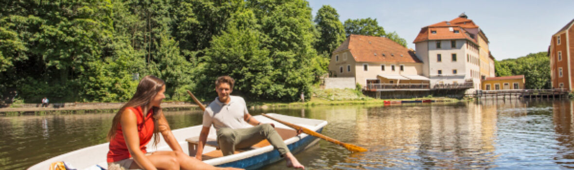 Ein Paar bei einer Paddeltour auf der Neiße