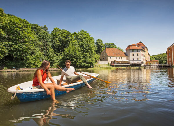 Ein Paar bei einer Paddeltour auf der Neiße