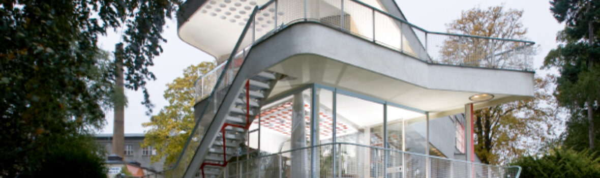 Außenansicht vom beleuchteten Haus Schminke
