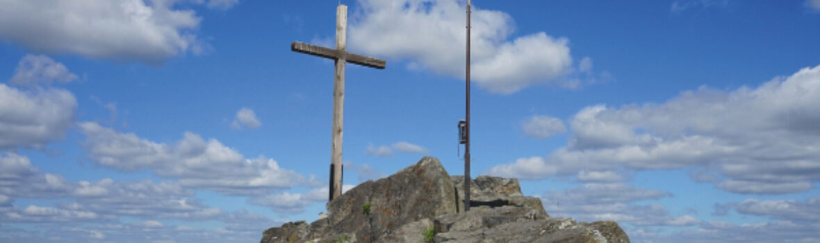Der Goethekopf im Zittauer Gebirge mit Kreuz und Fahne