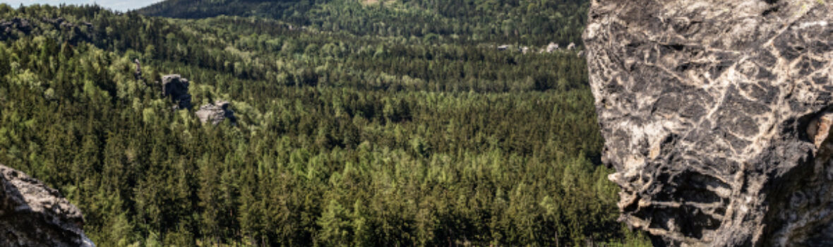 Weitblick über das Zittauer Gebirge auf den Berg Lausche