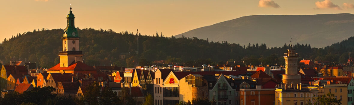 Panorama der Stadt bei Sonnenuntergang