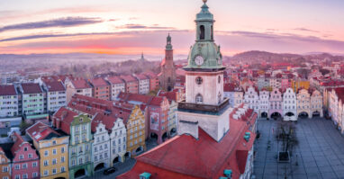 Trilex ausflug jelenia gora rathaus Blick auf das Rathaus bei stimmungsvollem Sonnenaufgang