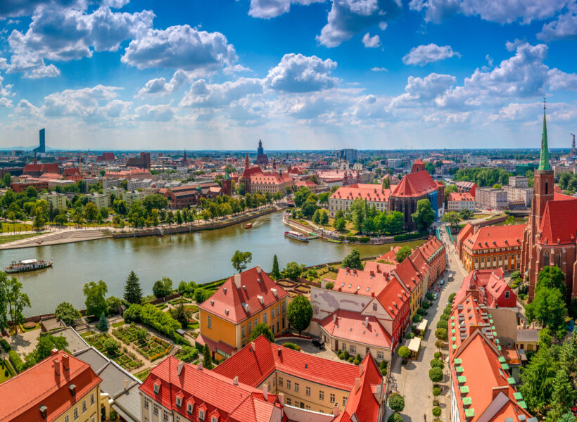 Blick über die Altstadt von Wroclaw mit Fluss, Dom-Insel und Blick auf Hauptkirche