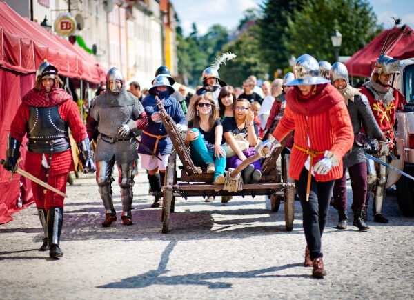 Straßenfest in Zgorzelec mit verkleideten Männern und Besuchern