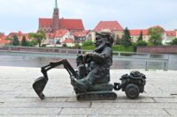 Zwergstatue mit Bagger in Wroclaw