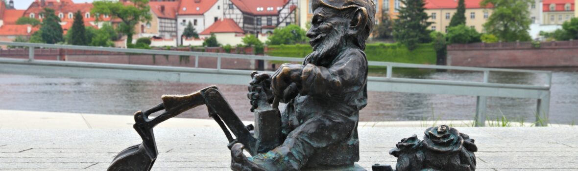 Zwergstatue mit Bagger in Wroclaw