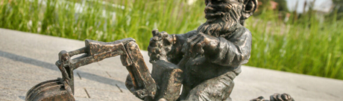 Zwergstatue mit Bagger in Wroclaw