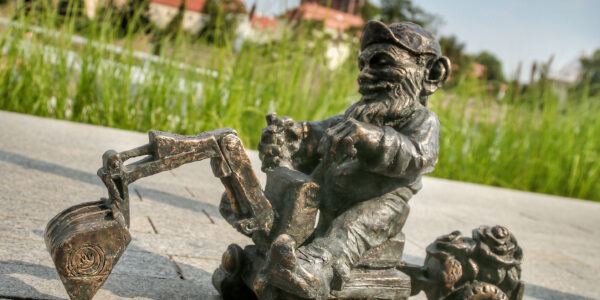 Zwergstatue mit Bagger in Wroclaw
