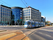 Straßenbahn fährt durch Breslau
