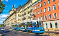Straßenbahn fährt durch Breslau