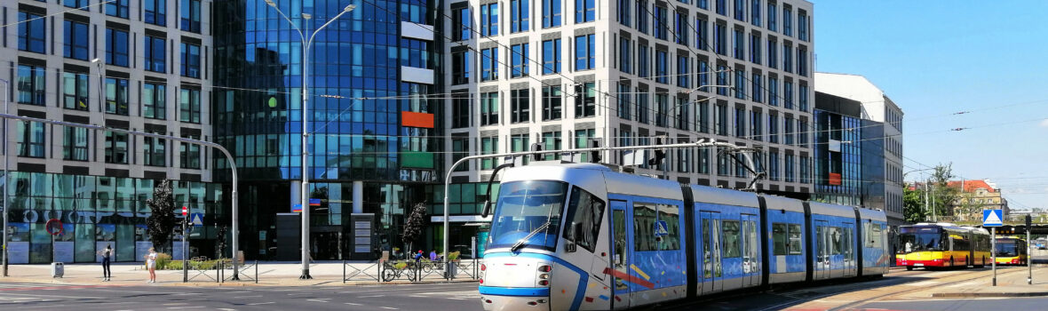 Straßenbahn fährt durch Breslau