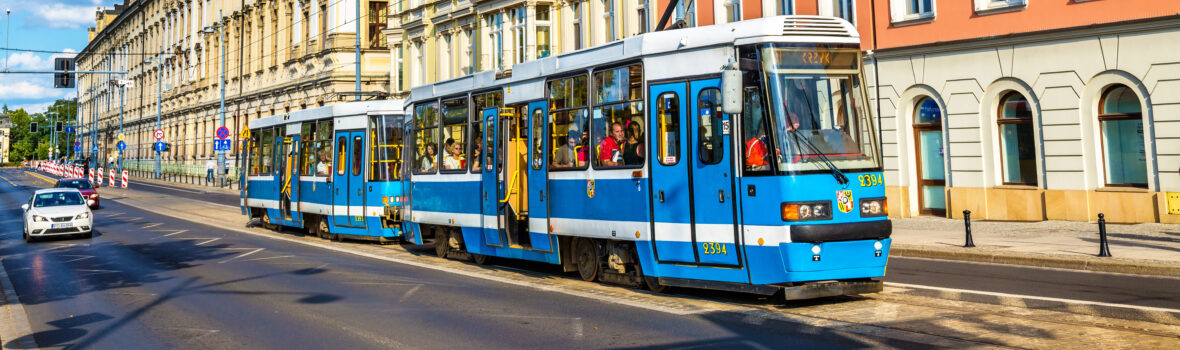 Straßenbahn fährt durch Breslau