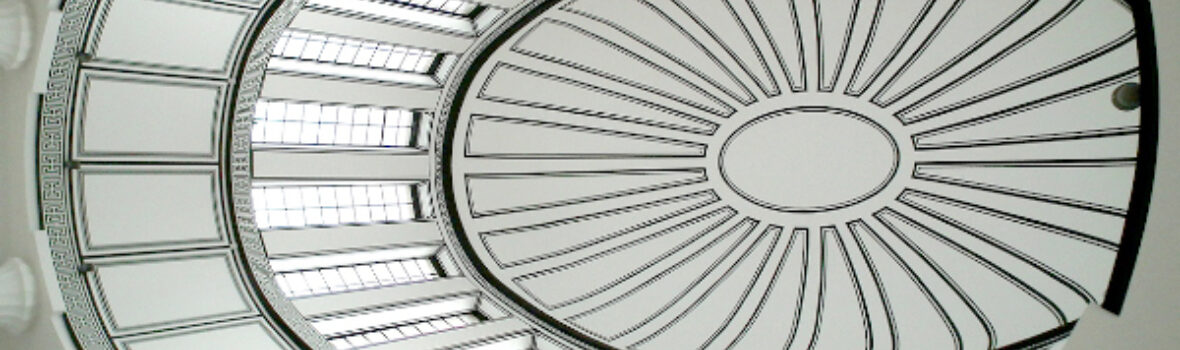 Blick in eine museumshalle von unten fotografiert
