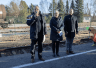 Bahnhofsbesitzer Herr Sailer (links) stellt das Bahnhofsgebaeude vor