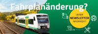 Das Bild zeigt einen Zug, der auf einer Eisenbahnstrecke fährt, mit einer landschaftlich reizvollen Kulisse aus Bäumen und Hügeln im Hintergrund. Der Text auf dem Bild lautet: "Fahrplanänderung? UNSER NEWSLETTER INFORMIERT!"