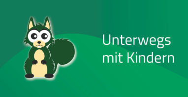 Unterwegs mit Kindern Das Bild zeigt ein Cartoon-Eichhörnchen, das auf seinen Hinterbeinen steht, vor einem grünen Hintergrund. Der Text im Bild lautet: "Unterwegs mit Kindern."