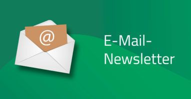 E-Mail Newsletter Das Bild zeigt einen Umschlag mit einer braunen Karte, auf der das "@"-Symbol zu sehen ist. Rechts vom Umschlag steht der Text "E-Mail-Newsletter" auf einem grünen Hintergrund.