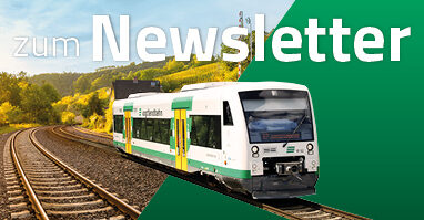 Immer informiert mit vogtlandbahn Newsletter Auf dem Bild sieht man die vogtlandbahn auf dem Gleis. Darüber steht ein Text, der informiert, dass man mit dem Newsletter sofort über aktuellsten Neuigkeiten informiert wird.