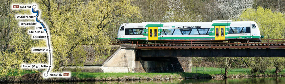 Das Bild zeigt einen Zug der vogtlandbahn, der über eine Brücke fährt, unter der ein Fluss fließt. Im Hintergrund sind Bäume zu sehen. Auf der linken Seite des Bildes befindet sich eine Karte einer Zugstrecke mit den Haltestellen: Gera Hbf, Wünschendorf, Berga (Elster), Greiz, Greiz-Oberer Bhf, Elsterberg, Barthmühle, Plauen (Vogtl) Mitte und Weischlitz. Die Karte enthält Symbole für Züge an den Haltestellen Gera Hbf und Weischlitz.