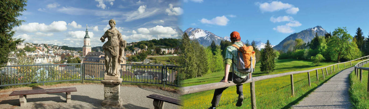Das Bild ist in zwei Abschnitte unterteilt. Der linke Abschnitt zeigt eine Statue auf einem Sockel, umgeben von Bänken, mit einer malerischen Stadt im Hintergrund. Die Stadt hat Gebäude mit roten Dächern und einen Kirchturm. Der rechte Abschnitt zeigt eine Person, die auf einem Holzzaun sitzt, einen orangefarbenen Rucksack trägt und in die Ferne auf grüne Felder und Berge blickt. Der Himmel ist in beiden Abschnitten blau mit vereinzelten Wolken.