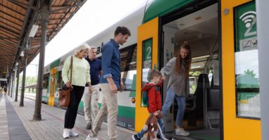 Einsteigen in vogtlandbahn Das Bild zeigt eine Gruppe von Menschen, die an einem Bahnhof in die vogtlandbahn einsteigen.