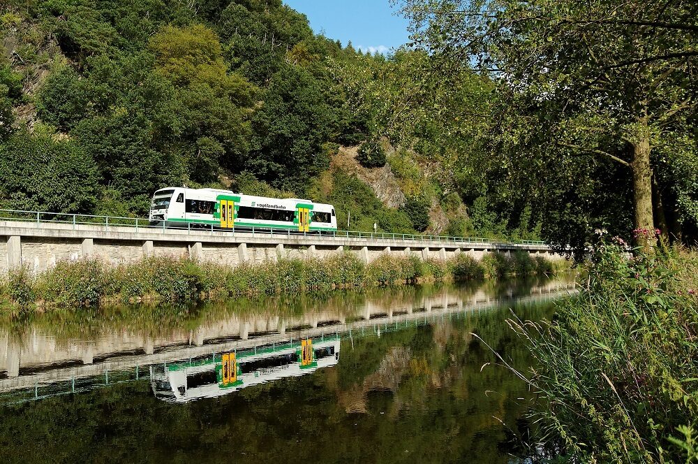 Der Regio-Shuttle der Vogtlandbahn entlang der Weißen Elster.