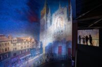 Das Bild zeigt die Ausstellung der Kathedrale von Monet mit Besucherturm.