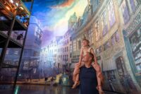 Das Bild zeigt eine Familie im Panorama DIE KATHEDRALE VON MONET Foto Tom Schulze c Panometer