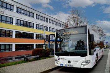 Auf diesem Bild sieht man einen Schulbus in Reichenbach an der Schule.