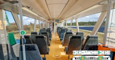 360 Grad Rundgang Vogtlandbahn Regio-Shuttle Das Bild zeigt die Innenansicht eines Zuges der vogtlandbahn in Form eines 360-Grad-Bildes, das die Sitzplätze und die Ausstattung für die Fahrgäste detailliert darstellt.