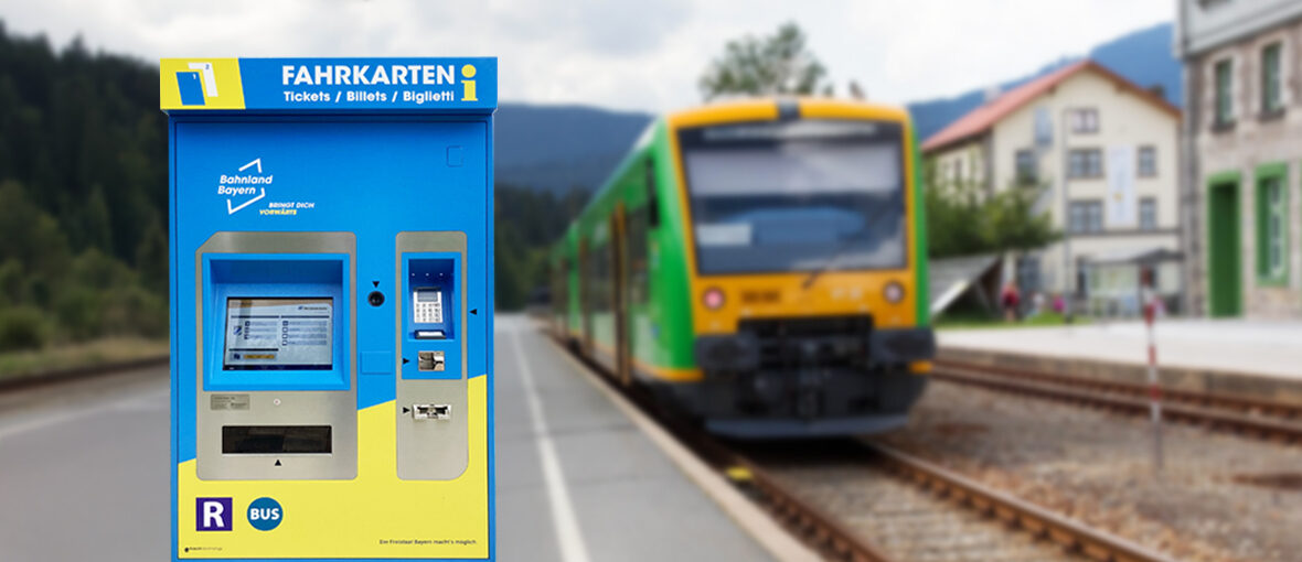 Fahrkartenautomat mit Waldbahn 2 Unschaerfe Fahrkartenautomat mit Waldbahn 2 Unschaerfe