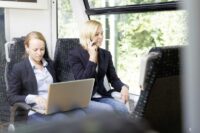 Pendler fahren mit der waldbahn