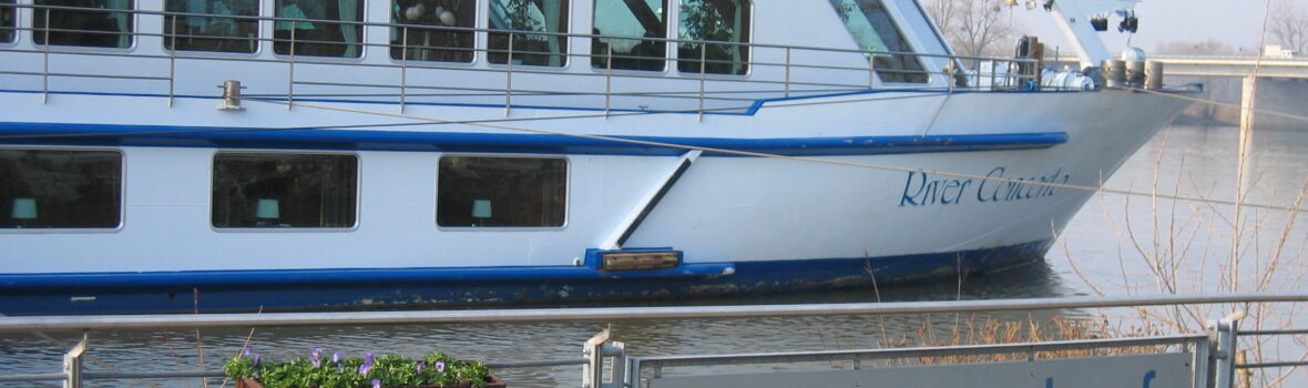 Anleger concerto in deggendorf Schiff wie es am Ufer in Deggendorf anlegt