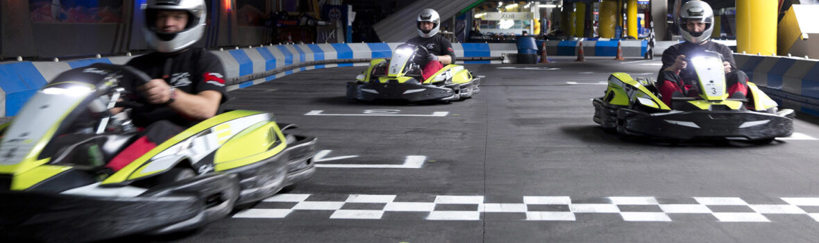 Karts Erlebnispark Geiersthal Karts die auf der Rennstrecke im Erlebsnispark in Geiersthal fahren