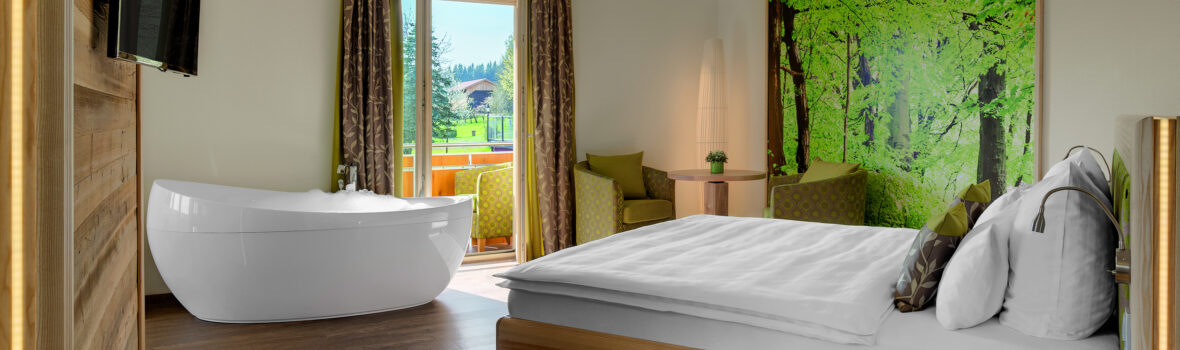 Ein Hotelzimmer das aus Buchenholz ist