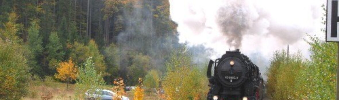 Localbahn die auf einem Gleis in Bayerisch Eisenstein fährt